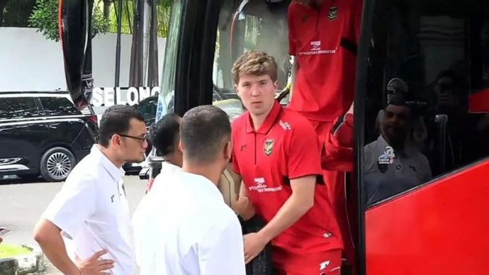 Penyerang Tim Nasional (Timnas) Sepak bola Indonesia Ole Romeny terlihat menyambangi kediaman pribadi Presiden Prabowo Subianto di Jalan Kertanegara No. 4, Jakarta Selatan, Jumat (6/6/2025).