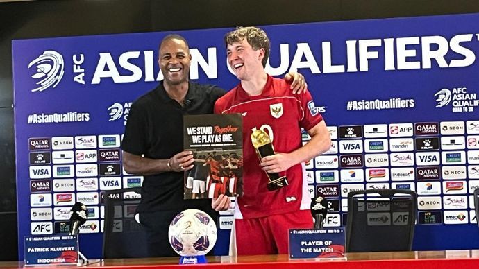 Pelatih tim nasional Indonesia, Patrick Kluivert dan Pemain Timnas Indonesia, Ole Romeny.