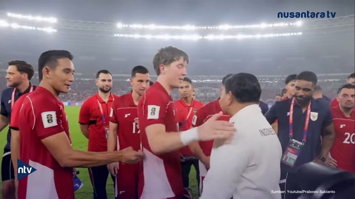 Ole Romeny Tepuk Pundak Prabowo