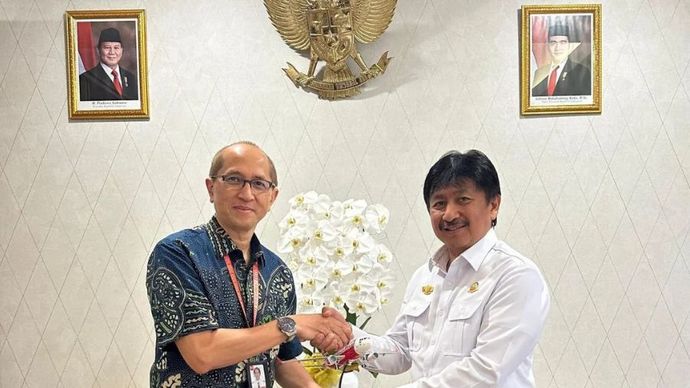 Captain Achmad Sadikin Abdurachman (kiri) menjadi Pelaksana Tugas (Plt.) Direktur Utama Indonesia AirAsia (IAA).
