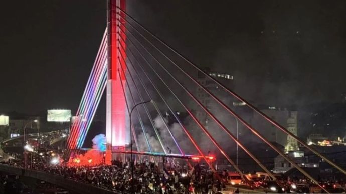 Untuk merayakan keberhasilan Persib Bandung menjuarai Liga 1 musim 2024&ndash;2025, banyak bobotoh memadati Flyover Mochtar Kusumaatmadja atau Pasupati di Kota Bandung, Jawa Barat, Senin, 5 Mei 2025. 
