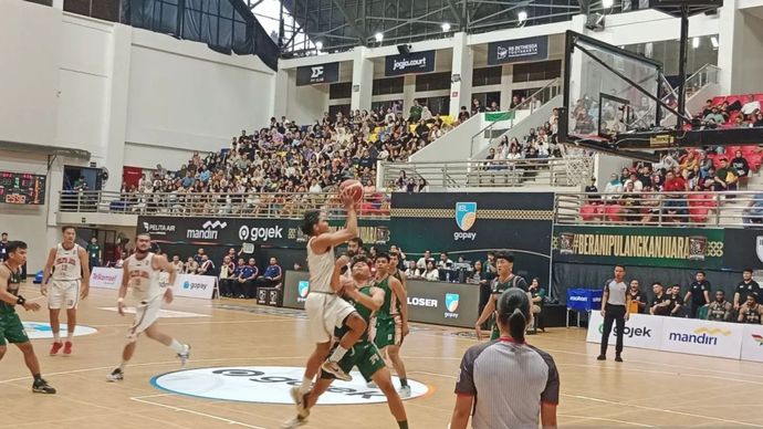 Di GOR Pancasila UGM, Sleman, DI Yogyakarta, pada hari Sabtu, 7 Juni 2025, Pelita Jaya Basketball Jakarta mengalahkan tuan rumah Bima Perkasa Jogja (BPJ) dengan skor 106&ndash;58.
