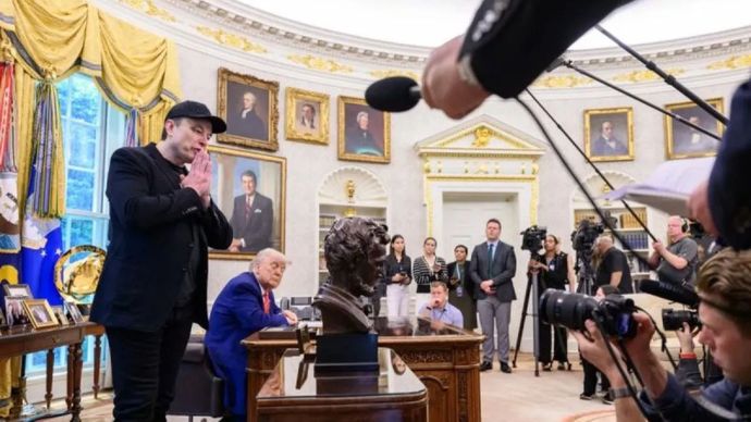  Presiden Amerika Serikat Donald Trump (dua kiri) dan Pendiri Tesla-SpaceX Elon Musk (kiri)