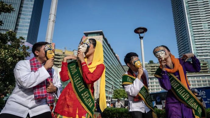 Saat Hari Bebas Kendaraan Bermotor (HBKB) atau Car Free Day (CFD) di kawasan Bundaran HI, Jakarta, Minggu (8/6), Abang None Jakarta Selatan membawakan tari Topeng Betawi.