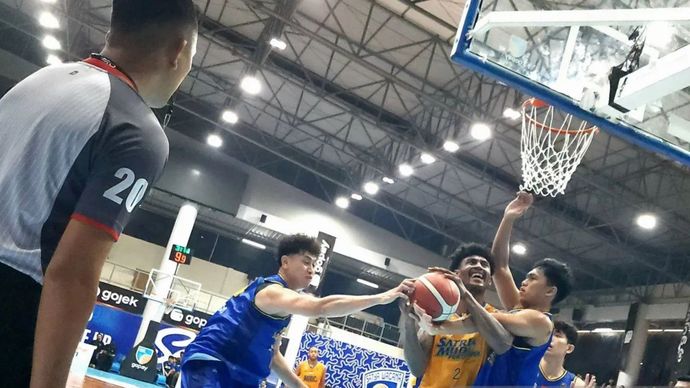 Dalam pertandingan Indonesia Basketball League (IBL) 2025, Satya Wacana Salatiga menghadapi Satria Muda Pertamina Jakarta di GOR Susilo Wibowo Semarang, Jawa Tengah, pada hari Sabtu, 7 Juni 2025.