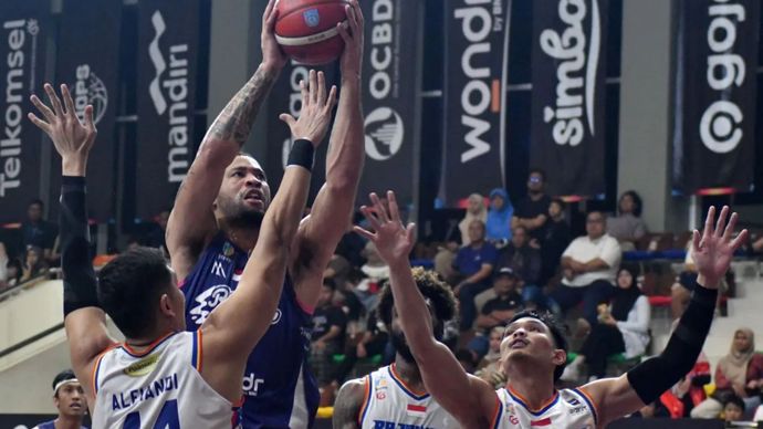 Dalam pertandingan Indonesia Basketball League (IBL) 2025, Satya Wacana Salatiga menghadapi Satria Muda Pertamina Jakarta di GOR Susilo Wibowo Semarang, Jawa Tengah, pada hari Sabtu, 7 Juni 2025.