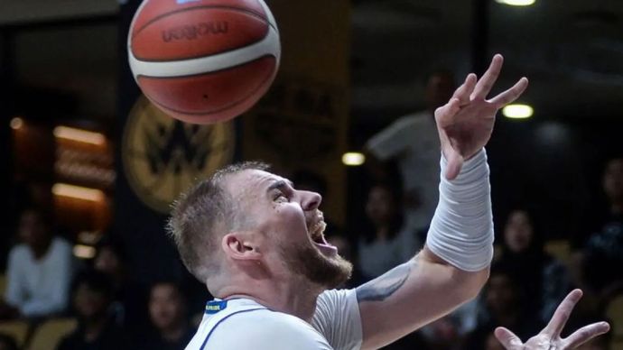 Pada laga lanjutan Indonesia Basketball League (IBL) 2025 di Dewa United Arena, Kabupaten Tangerang, Banten, Minggu, 13 April 2025,&nbsp;pebasket Dewa United Banten Kaleb Ramot Gemilang (kiri) bermain bola dengan pebasket Prawira Bandung Norbertas Giga (kanan). Prawira Bandung dikalahkan oleh Dewa United Banten dengan skor akhir 94-87.