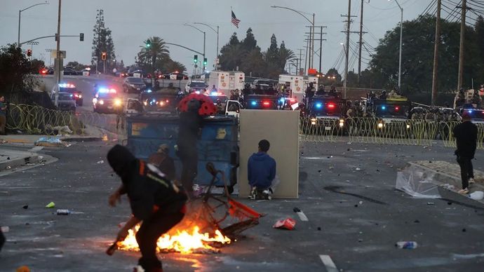 Bentrok terjadi antara pengunjuk rasa dengan deputi sheriff Los Angeles di Paramont, Kabupaten Los Angeles, California, Amerika Serikat, pada 7 Juni lalu. 