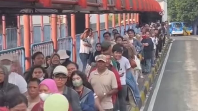 Penampakan Antrean Penumpang Transjabodetabek Rute Blok M-Bogor 