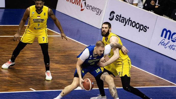 Saat pertandingan Indonesia Basketball League (IBL) 2025 di C-Tra Prawira Arena di Bandung, Jawa Barat, Minggu, 8 Juni 2025, pebasket Prawira Bandung Norbertas Giga (tengah) berusaha melewati adangan pebasket Kesatria Bengawan Solo William Artino (kanan). Prawira Bandung berhasil&nbsp;mengalahkan Kesatria Bengawan Solo 78-66. 