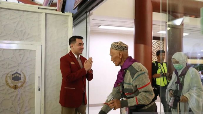 Petugas pelayanan di Terminal Penerbangan Bandara Internasional Soekarno-Hatta menyapa sejumlah jamaah haji yang tiba dari tanah air