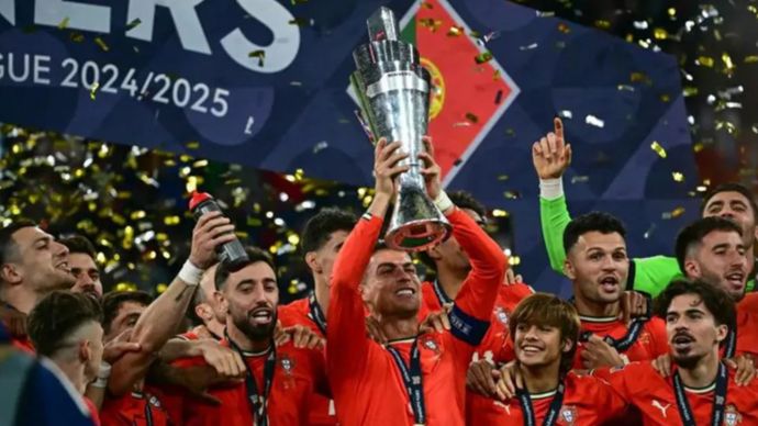 Kapten Timnas Portugal Cristiano Ronaldo (tengah) mengangkat trofi UEFA Nations League setelah menjadi juara dengan mengalahkan Timnas Spanyol di partai final, di Stadion Allianz Arena, Muenchen, Jerman, Minggu (8/6/2025). ANTARA/UEFA.com