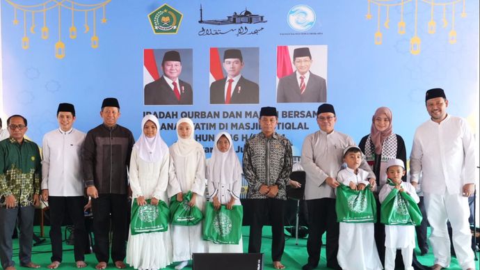 Pemberian simbolis Makan Bergizi Gratis kepada anak yatim di Istiqlal, Minggu (8/6/2026)