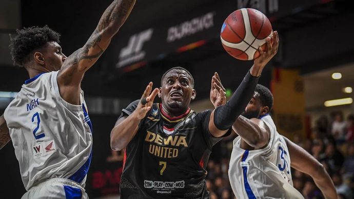 Pada pertandingan Indonesia Basketball League (IBL) 2025 di Dewa United Arena di Kabupaten Tangerang, Banten, Jumat, 14 Februari 2025.&nbsp;Pebasket Jordan Lavell Adams (tengah)&nbsp;dari Dewa United Banten berusaha melewati adangan pebasket Satria Muda Pertamina Jakarta Wendell Lewis (kanan) dan Le'bryan Keithdrick Nash (kiri). 