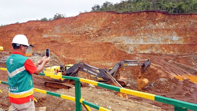 Di lokasi penambangan terbuka di Pulau Gag, Distrik Waigeo Barat Kepulauan, Kabupaten Raja Ampat, Papua Barat Daya, pada&nbsp;Minggu, 8 Juni,&nbsp;Aji Priyo Anggoro, direktur PT Gag Nikel, mengambil foto. PT Gag Nikel menjamin prinsip pertambangan berkelanjutan dan kaidah lingkungan hidup yang berlaku dengan melakukan reklamasi pasca penambangan dan pengolahan limbah yang telah melalui uji baku mutu untuk menghindari dampak negatif terhadap lingkungan. 