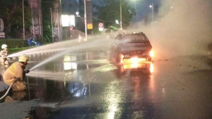 Mobil Ludes Terbakar di Jalan MT Haryono Jaksel