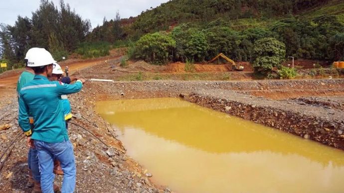 Pada hari Minggu, 8 Juni 2025, karyawan PT Gag Nikel memperlihatkan kolam penampungan air tambang yang terletak di Pulau Gag, Distrik Waigeo Barat Kepulauan, Kabupaten Raja Ampat, Papua Barat Daya.