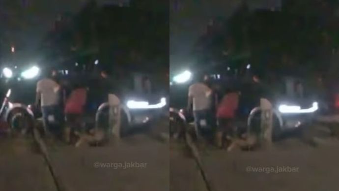 Momen Mobil Tersangkut di Rel KAI Pesing Jalan Daan Mogot 