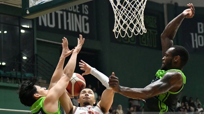 Pada pertandingan Indonesia Basketball League (IBL) 2025 di GOR Laga Tangkas, Cibinong, Kabupaten Bogor, Jawa Barat, Selasa, 10 Juni 2025, pebasket Pelita Jaya Basketball Jakarta Jaquori Curtis Mclaughlin (tengah) berusaha memasukkan bola ke ring yang diadang pebasket Borneo Hornbills Nathanial Paul Grimes (kanan) dan Steven Orlando (kiri).