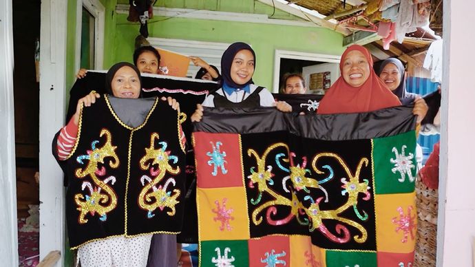 Ibu Nira memberdayakan perempuan di lingkungan Kampung Baru Ujung Dalam, Balikpapan, untuk tumbuh bersama melalui dukungan PNM Mekaar 