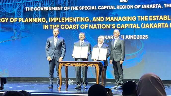 AHY (kiri) di acara International Conference on Infrastructure (ICI). (NTVNews.id) 