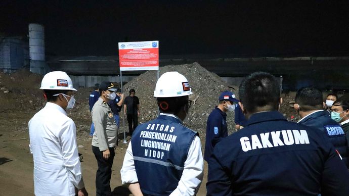 Kementerian Lingkungan Hidup/Badan Pengendalian Lingkungan Hidup (KLH/BPLH) menyegel dua pabrik peleburan logam di Kabupaten Serang karena terbukti mencemari udara. 