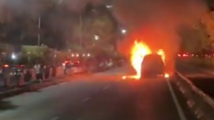Mobil terbakar di Jalan S Parman, Jakarta Barat. (X) 