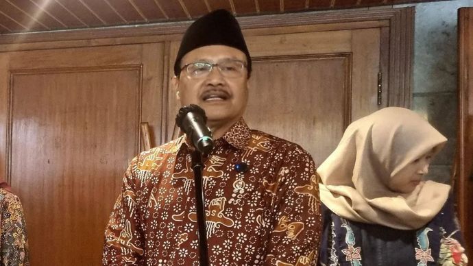 Di Kantor Kemensos Salemba, Jakarta, pada Kamis, 15 Juni 2025,&nbsp;Menteri Sosial (Mensos) Saifullah Yusuf melakukan wawancara dengan media setelah Rapat Koordinasi Tingkat Menteri Penyelenggaraan Sekolah Rakyat.