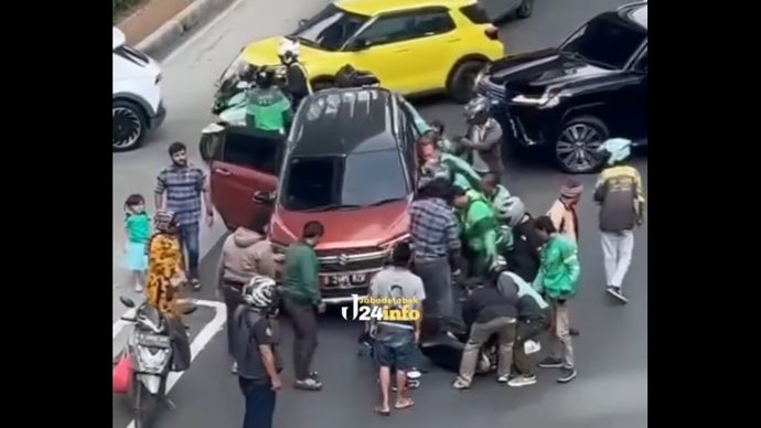 Mobil tabrak motor di kawasan Kuningan, Jakarta Selatan. (Instagram) 