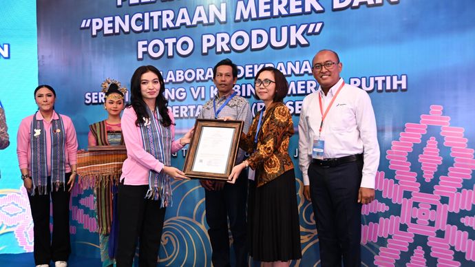 PT Pertamina (Persero) bersama Dewan Kerajinan Nasional (Dekranas) dan Solidaritas Perempuan untuk Indonesia Kabinet Merah Putih (Seruni KMP) menyelenggarakan pelatihan bertajuk &ldquo;Pencitraan Merek dan Foto Produk&rdquo; di Rumah BUMN Lombok Timur, NTB.