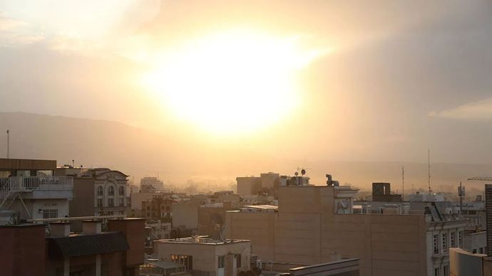Teheran, Ibu Kota iran, 13 Juni 2025. Tampak cahaya dari serangan bom militer Israel.