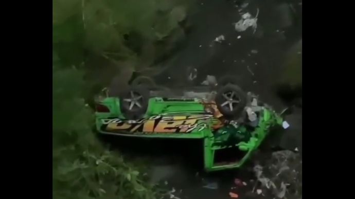 Mobil bak yang jatuh ke jurang di Brebes, Jawa Tengah.