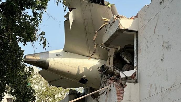 Pesawat Air India yang menabrak asrama mahasiswa. 
