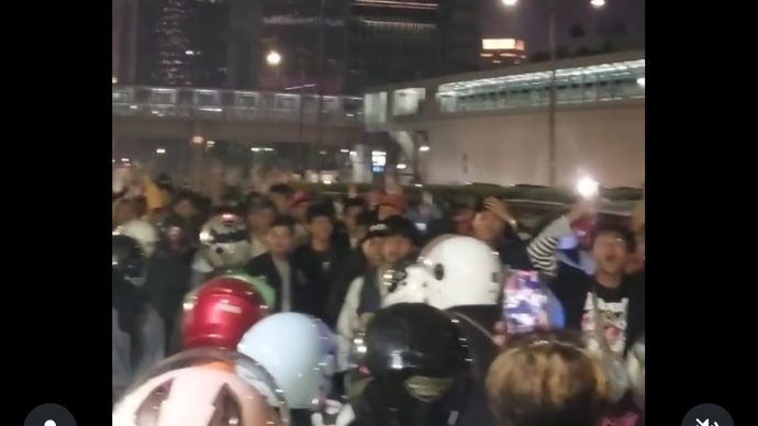Para pejalan kaki yang merupakan penonton konser Iwan Fals. 
