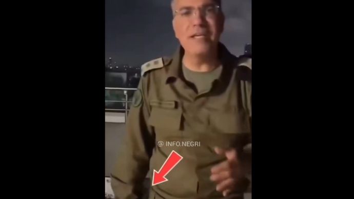 Momen tangan juru bicara militer Israel Avichay Adraee gemetar. 