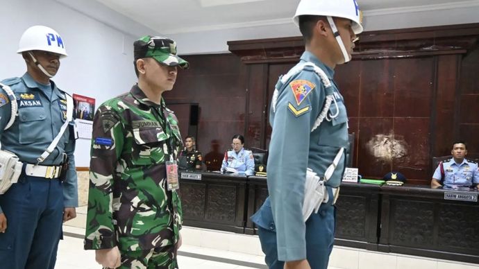 enin (16/6) Di Pengadilan Militer (Dilmil) I-06 Banjarmasin, Kota Banjarbaru, Kalimantan Selatan,&nbsp;terdakwa Kelasi Satu Jumran (berdiri tengah) meninggalkan ruang sidang untuk ditahan kembali setelah mendengarkan vonis hukuman penjara seumur hidup atas kasus pembunuhan jurnalis Juwita.