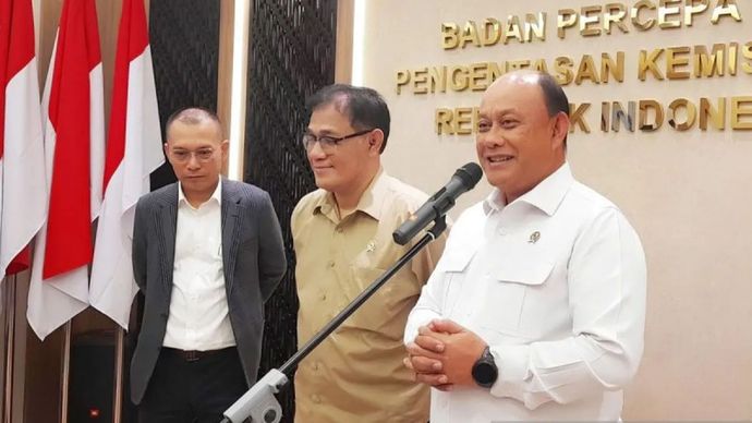 Di Jakarta, Senin, 16 Juni 2025, Kepala BGN Dadan Hindayana (paling kanan) menghadiri konferensi pers bersama BP Taskin tentang pembangunan 1.000 Satuan Pelayanan Pemenuhan Gizi (SPPG).