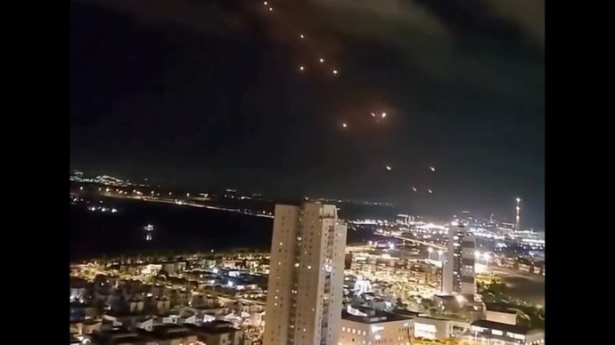Rudal Iran mengarah ke kota di Israel. 