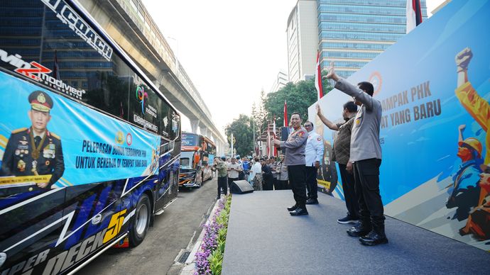 Kapolri Jenderal Listyo Sigit Prabowo melepas 700 buruh terdampak Pemutusan Hubungan Kerja (PHK) untuk bekerja di tempat yang baru. Kegiatan tersebut dilaksanakan di Gedung Rupattama,&nbsp;&nbsp;Mabes Polri, Jakarta Selatan, Kamis (12/6/2025).  Sigit mengungkapkan, pelepasan buruh terdampak PHK untuk bekerja di tempat baru ini merupakan tindaklanjut dari instruksi Presiden Indonesia Prabowo Subianto. 
