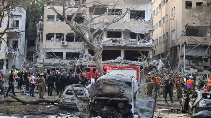 Di Tel Aviv, Israel, Senin (16/6/2025), pasukan penyelamat dan keamanan Israel bekerja di lokasi serangan rudal Iran. Sejak Jumat, Iran telah melancarkan serangan rudal ke berbagai tujuan di Israel, yang mengakibatkan banyak korban dan kerusakan. 