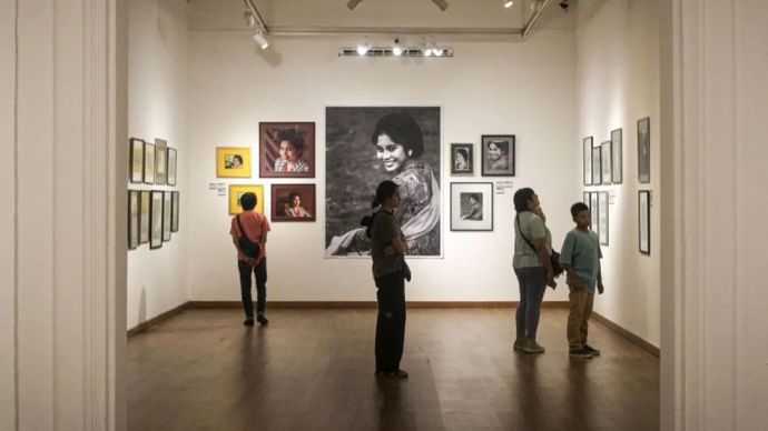 Di Galeri Nasional Indonesia, Jakarta, Minggu (8/6/2025), banyak pengunjung yang melihat pameran Gelegar Foto Nusantara. Pameran ini akan berlangsung hingga 13 Juni 2025, pameran fotografi berjudul Potret Sejarah dan Kehidupan menampilkan 550 foto dari putra tertua Presiden pertama RI Soekarno. 