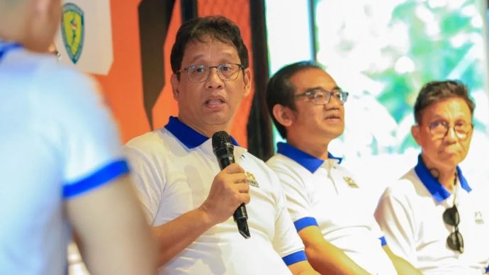Ketua Dewan Komisioner LPS Purbaya Yudhi Sadewa (ketiga kanan) bersama Sekjen PB PASI Tigor Tanjung (pertama kanan) memberikan keterangan terkait penyelenggaraan ajang LPS Monas Half Marathon 2025 di Jakarta, Jumat, 13 Juni 2025.
