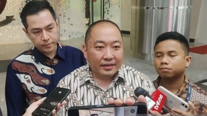 Di Gedung Jampidsus Kejaksaan Agung, Jakarta, Rabu (18/6), Iwan Kurniawan Lukminto(Tengah), Direktur Utama PT Sri Rejeki Isman (Sritex), berbicara dengan media.
