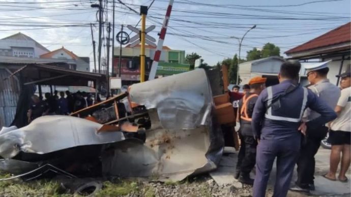 KA Ambarawa tabrak truk tangki air di Lamongan
