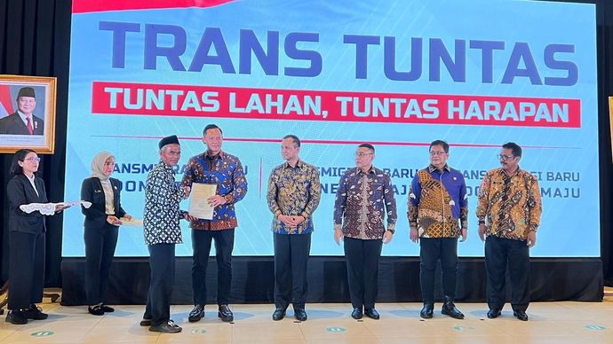 Menko IPK AHY serahkan SHM ke transmigran lokal atau ressettelement Kabupaten Sukabumi. 