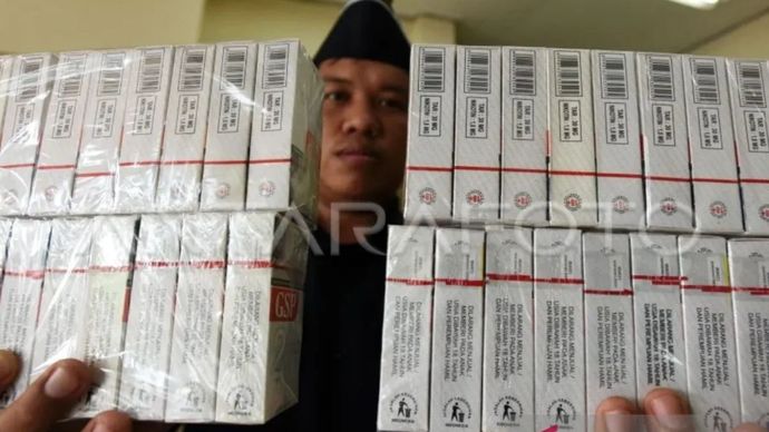 Kantor Bea Cukai Makassar, Sulawesi Selatan. Petugas Bea Cukai Makasar memperlihatkan rokok ilegal hasil sitaannya