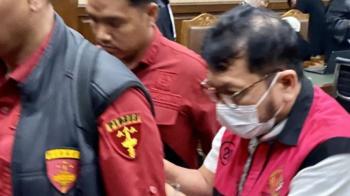 Rabu, 18 Juni, di Pengadilan Tipikor yang berlokasi di&nbsp;Pengadilan Negeri Jakarta Pusat,&nbsp;terdakwa Zarof Ricar berjalan ke luar ruang sidang setelah mendengar vonis dari majelis hakim.