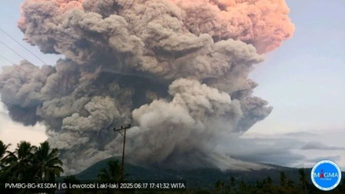 Gunung Lewotobi Laki-Laki di Kabupaten Flores Timur (Flotim), Nusa Tenggara Timur (NTT), erupsi