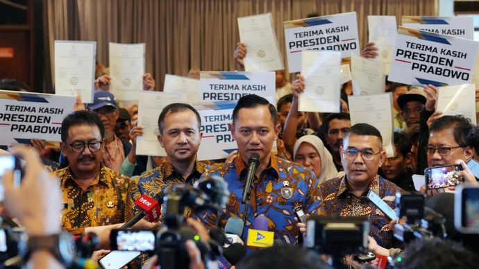 Transmigran lokal Kabupaten Sukabumi menerima SHM. 