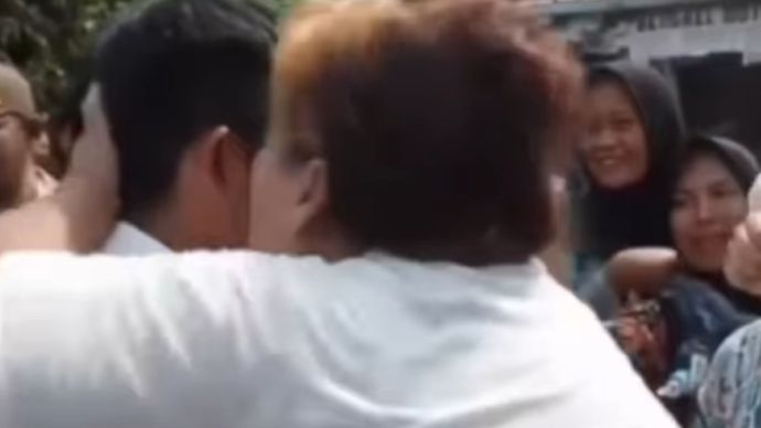Viral! Seorang emak-emak gendut berambut pirang memakai kaos putih mengacungkan jempol setelah mendengar penjelasan dari Bupati Purwakarta, Saepul Bahri Binzein (Om Zein). 